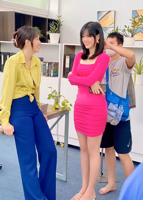 Cô đang ghi hình 2 bộ phim mang tên “Hẹn hò cùng thần tượng” và “Sống ảo”.