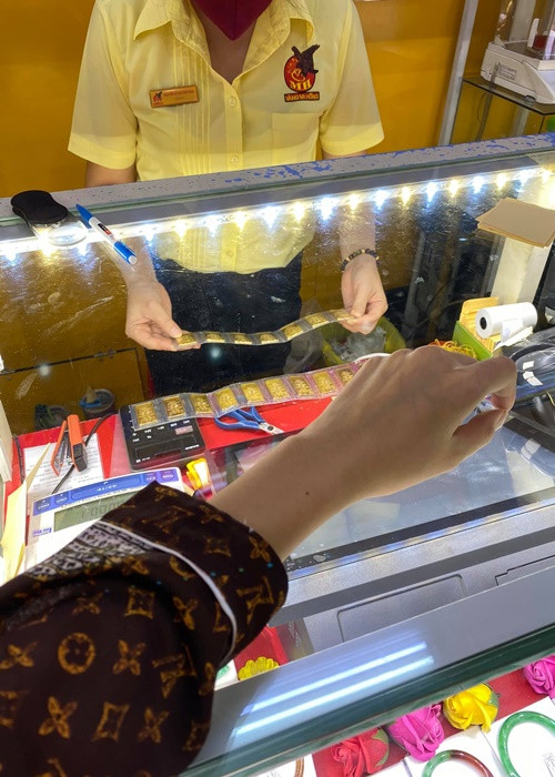 Gần đây, Ngọc Trinh tự thưởng cho bản thân 13 cây vàng.