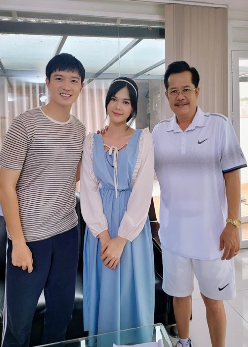 Chân dài gốc Cần Thơ thường xuyên đăng tải ảnh hậu trường đóng phim.