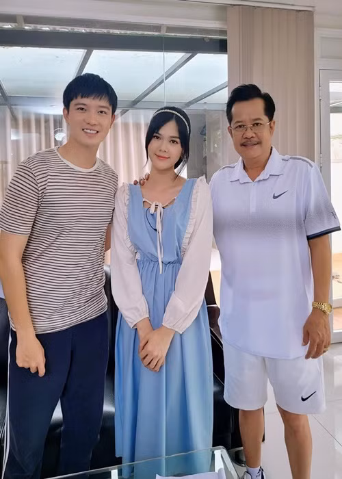 Chân dài gốc Cần Thơ thường xuyên đăng tải ảnh hậu trường đóng phim.