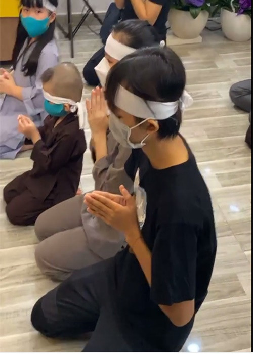 Vào sáng ngày 30/9, gia đình Phi Nhung tổ chức lễ cầu siêu tại nhà. Hồ Văn Cường và các con nuôi của Phi Nhung đeo khăn tang cúi đầu khấn mẹ.
