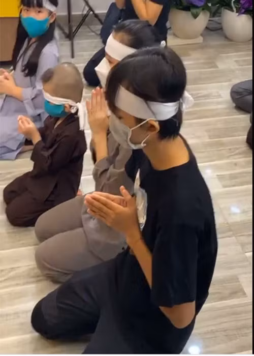 Vào sáng ngày 30/9, gia đình Phi Nhung tổ chức lễ cầu siêu tại nhà. Hồ Văn Cường và các con nuôi của Phi Nhung đeo khăn tang cúi đầu khấn mẹ.