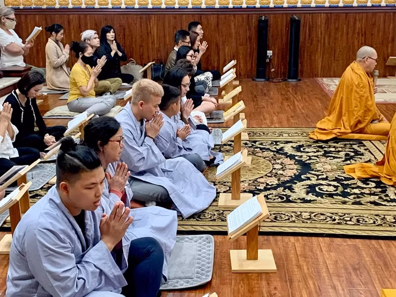 Ở Mỹ, con gái của Phi Nhung cùng người thân đã tổ chức lễ cầu siêu cho cố ca sĩ.