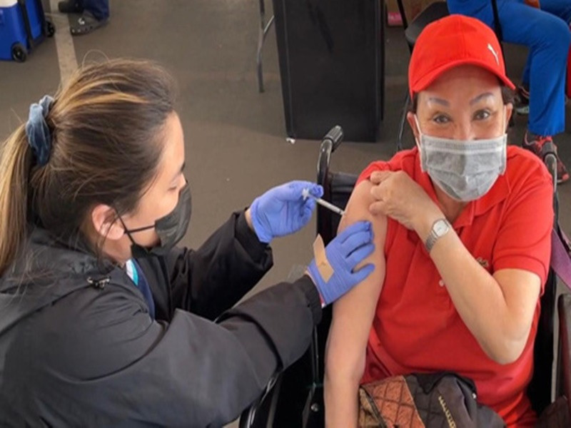 Chia sẻ trên Vietnamnet, con trai nuôi nghệ sĩ Hồng Nga cho biết, đầu năm nay, nữ nghệ sĩ được tiêm 2 mũi vắc xin tại Mỹ. Tháng 4, bà trở về Việt Nam, ở một mình trong căn hộ chung cư thuộc phường Phạm Ngũ Lão. Ảnh: Người lao động