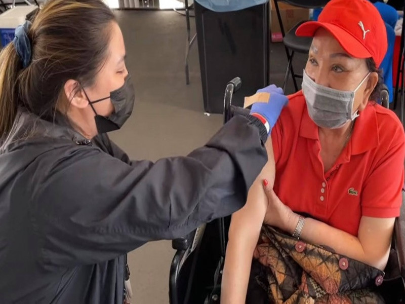 Nghệ sĩ Hồng Nga tiêm 4 mũi vắc xin COVID-19 vì quên. Bà chia sẻ: “Tôi lớn tuổi rồi nên không nhớ mình đã tiêm. Khi người ta hỏi sao chưa đi tiêm, tôi bảo tôi không nhớ có tiêm hay chưa. Tuy nhiên, cuối cùng tôi vẫn đi tiêm cho chắc. Tôi vẫn khỏe chứ có làm sao đâu. Chỉ tại tôi không nhớ thôi". Ảnh: Phunuonline