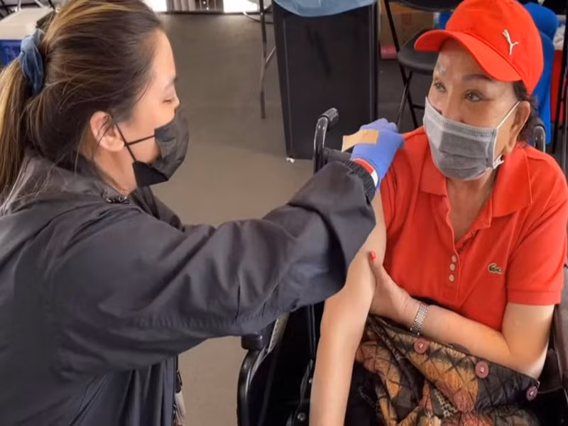 Nghệ sĩ Hồng Nga tiêm 4 mũi vắc xin COVID-19 vì quên. Bà chia sẻ: “Tôi lớn tuổi rồi nên không nhớ mình đã tiêm. Khi người ta hỏi sao chưa đi tiêm, tôi bảo tôi không nhớ có tiêm hay chưa. Tuy nhiên, cuối cùng tôi vẫn đi tiêm cho chắc. Tôi vẫn khỏe chứ có làm sao đâu. Chỉ tại tôi không nhớ thôi". Ảnh: Phunuonline