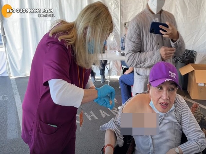 Do không nhớ mình đã tiêm vắc xin hay chưa, nghệ sĩ Hồng Nga tiêm thêm 2 mũi vắc xin khi có giấy mời. Sau tiêm, sức khỏe của nghệ sĩ Hồng Nga không có dấu hiệu bất ổn. Ảnh: Phụ nữ sức khỏe