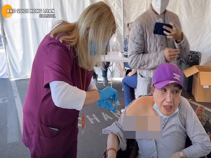 Do không nhớ mình đã tiêm vắc xin hay chưa, nghệ sĩ Hồng Nga tiêm thêm 2 mũi vắc xin khi có giấy mời. Sau tiêm, sức khỏe của nghệ sĩ Hồng Nga không có dấu hiệu bất ổn. Ảnh: Phụ nữ sức khỏe