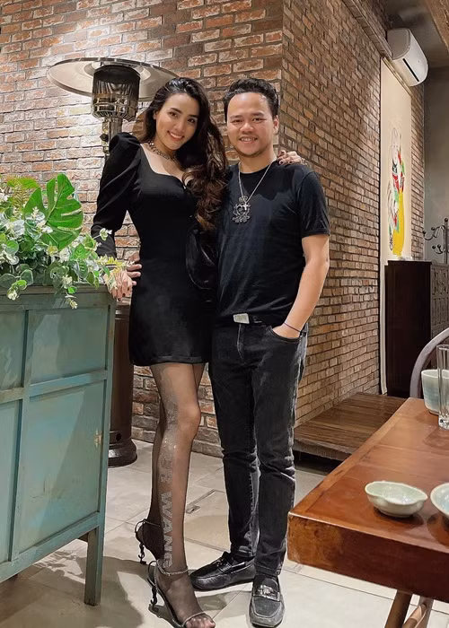 Trang Nhung chia sẻ, sau 5 năm kết hôn, vợ chồng cô không có gì thay đổi. “Anh ý vẫn hiền và tử tế như ngày mới quen, mình thì lúc nào cũng hay đùa hay giỡn, và rất ngoan ngoãn chăm chỉ, chả bao giờ phải gồng mình để sống với anh ý cả, có chăng mình có thay đổi tý là đanh đá hơn chút, nhưng anh ý vẫn thương yêu mình lắm”, nữ diễn viên cho biết. Ảnh: FB Trang Nhung