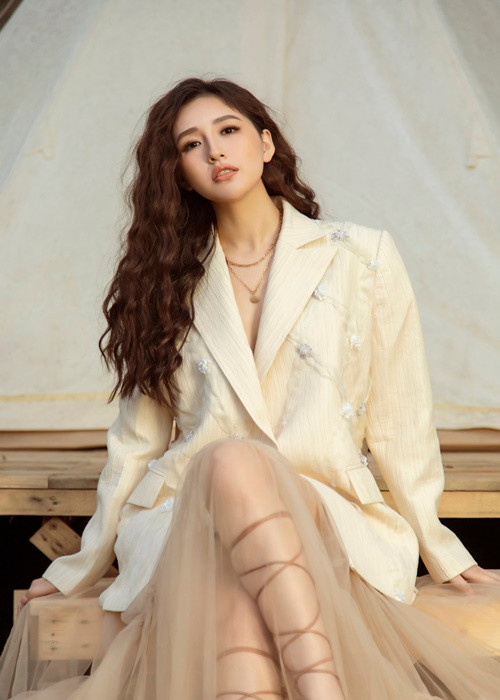 Mai Phương Thúy khá bận nhưng vì duyên vẫn còn với cuộc thi nên nàng hoa hậu nhận lời làm giám khảo tiếp mùa thứ 2.