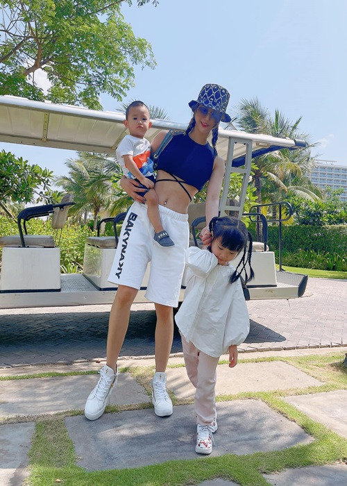 Trên trang cá nhân, cô thường chỉ đăng tải hình ảnh bên các con mà vắng mặt ông xã. Ảnh: FB Diệp Lâm Anh