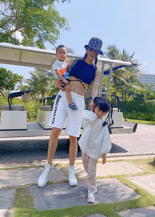 Trên trang cá nhân, cô thường chỉ đăng tải hình ảnh bên các con mà vắng mặt ông xã. Ảnh: FB Diệp Lâm Anh