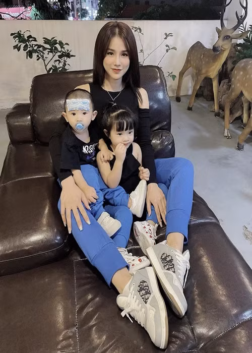 Tin đồn hôn nhân của Diệp Lâm Anh gặp trục trặc rộ lên khi cô ít chia sẻ hình ảnh chồng trên mạng xã hội. Ảnh: FB Diệp Lâm Anh