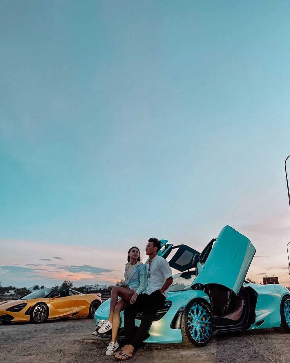 Mới đây trên Instagram cá nhân, thủ môn Bùi Tiến Dũng lại gây chú ý khi đăng tải một tấm ảnh mới. Hình ảnh là khoảnh khắc chàng thủ môn cùng bạn gái ngồi tựa vào chiếc siêu xe màu xanh đẹp mắt, tận hưởng không khí buổi chiều mùa hè mát mẻ, an tĩnh.