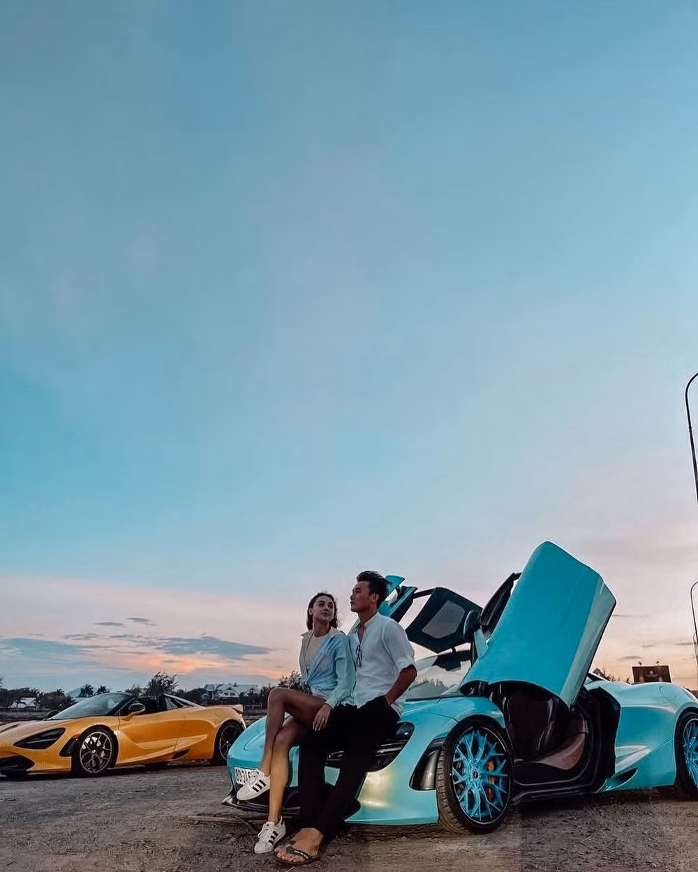 Mới đây trên Instagram cá nhân, thủ môn Bùi Tiến Dũng lại gây chú ý khi đăng tải một tấm ảnh mới. Hình ảnh là khoảnh khắc chàng thủ môn cùng bạn gái ngồi tựa vào chiếc siêu xe màu xanh đẹp mắt, tận hưởng không khí buổi chiều mùa hè mát mẻ, an tĩnh.