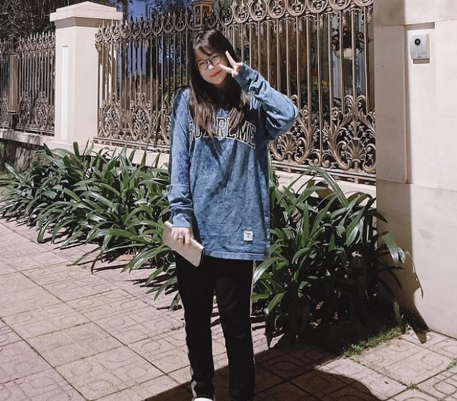 Chao đang là học sinh lớp 12 tại 1 trường quốc tế ở Hà Nội, được biết cô nàng là bạn thân của rich kid Nhất Hoàng nổi đình đám.