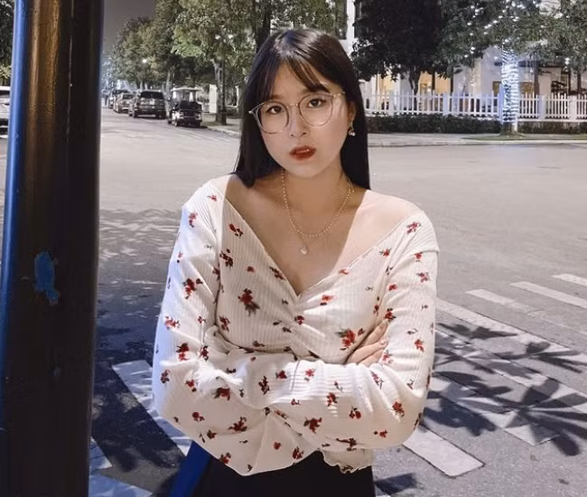 Cô bạn còn tiết lộ rằng mức giá mỗi đêm tại khu resort này rơi vào khoảng 22 triệu đồng/đêm. Như vậy tính "sương sương" trong chuyến du lịch này, chỉ riêng tiền phòng đã hơn một trăm triệu đồng.