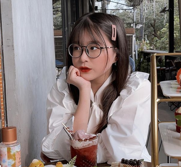 Chao (tên thật là Châu Anh, sinh năm 2003) là gương mặt rich kid mới nổi trong thời gian gần đây. Vừa xinh lại vừa học giỏi, Chao nhanh chóng gây sức hút trong cộng đồng giới trẻ.