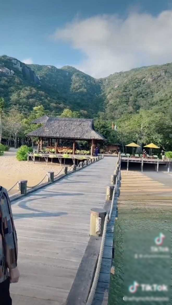 Được biết, chuyến du lịch này Chao đi nghỉ dưỡng tại Nha Trang cùng gia trình trong 6 ngày 5 đêm. Đáng chú ý, khu resort cô bạn ở không phải nơi bình thường mà đây là địa điểm nổi tiếng sang chảnh, đắt đỏ.