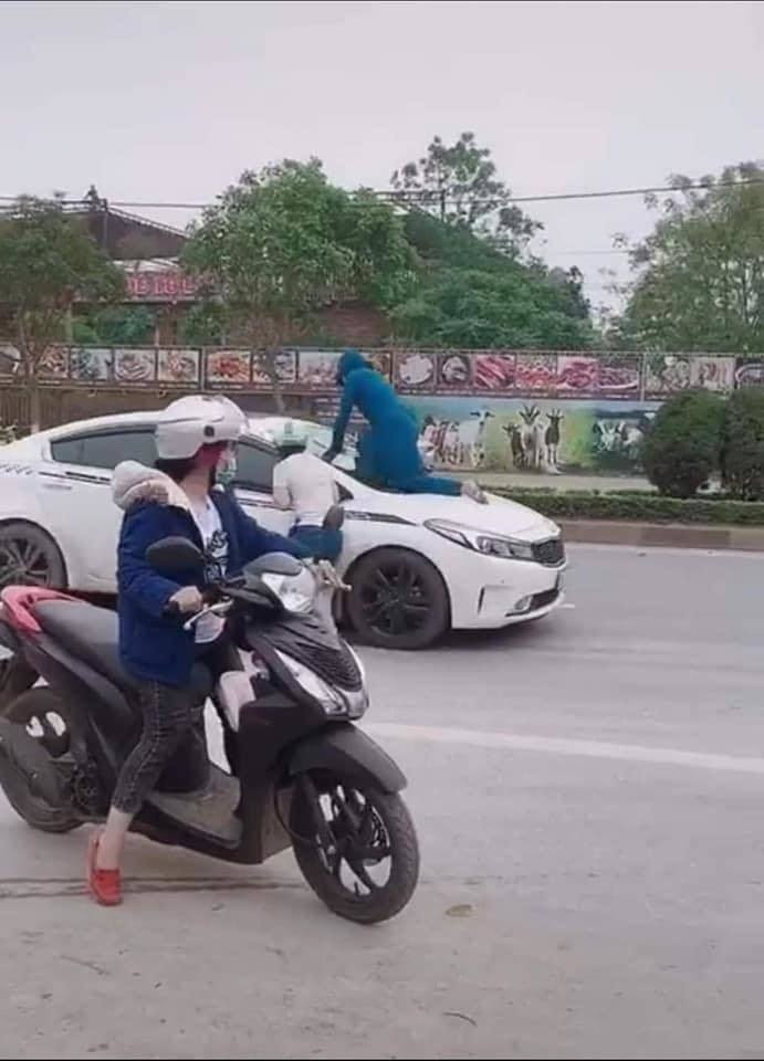 Màn đánh ghen trên phố này không khác gì phim hành động nên nhanh chóng được người qua đường quay lại, chia sẻ lên MXH. Chưa dừng lại, chị vợ còn dùng hết sức lực cầm gạch đập liên tục vào kính xe đến mức chúng vỡ tan như cảnh quay trong phim.