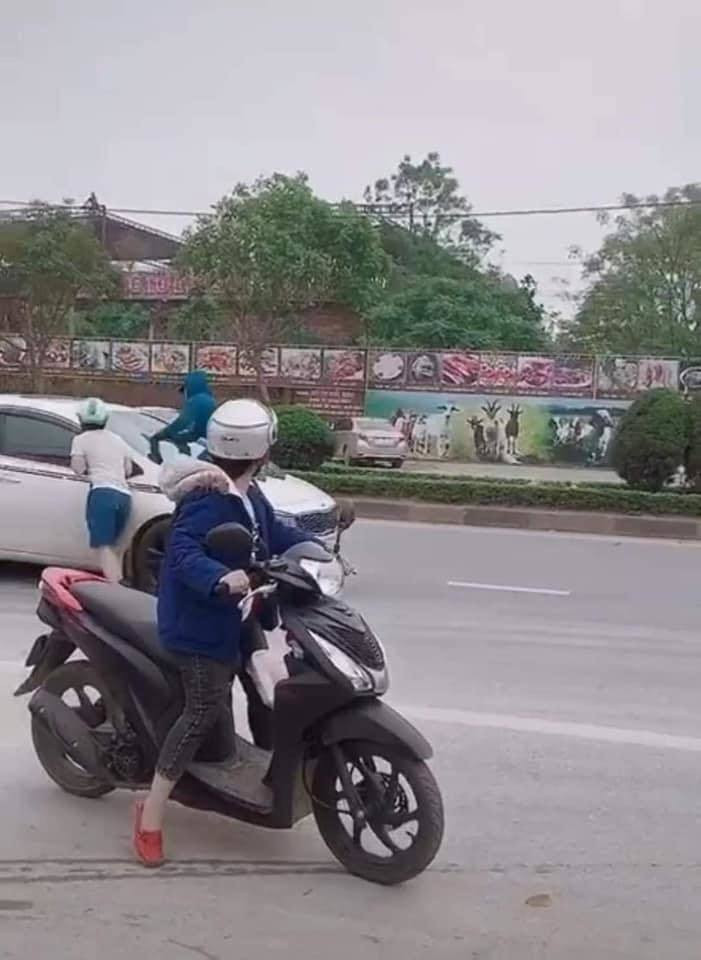 Chị vợ là người mặc áo chống nắng màu xanh đi cùng bạn đã không giữ được bình tĩnh, nhảy lên đầu xe ô tô để yêu cầu chồng và nhân tình xuống xe nói chuyện.