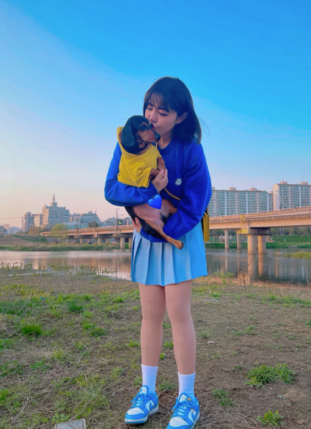 Phần mỡ thừa cũng biến mất, thay vào đó là cơ bắp săn chắc và mạnh mẽ. Gương mặt của YouTuber này cũng xuất hiện đường nét cuốn hút hơn thời cô chưa giảm cân.