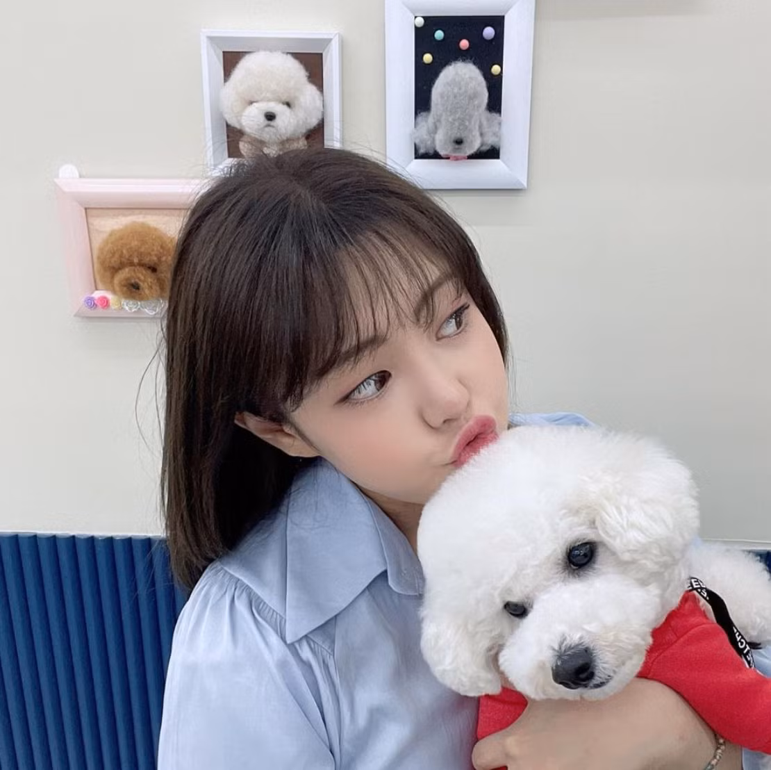 Ngay khi hình ảnh của Soo Bin xuất hiện đã nhận về hàng chục nghìn lượt cảm xúc, chia sẻ và bình luận. Ngoài khen ngợi quá đẹp, không ít cư dân mạng còn gửi lời chúc mừng đến cô nàng. Ảnh: Tổng hợp