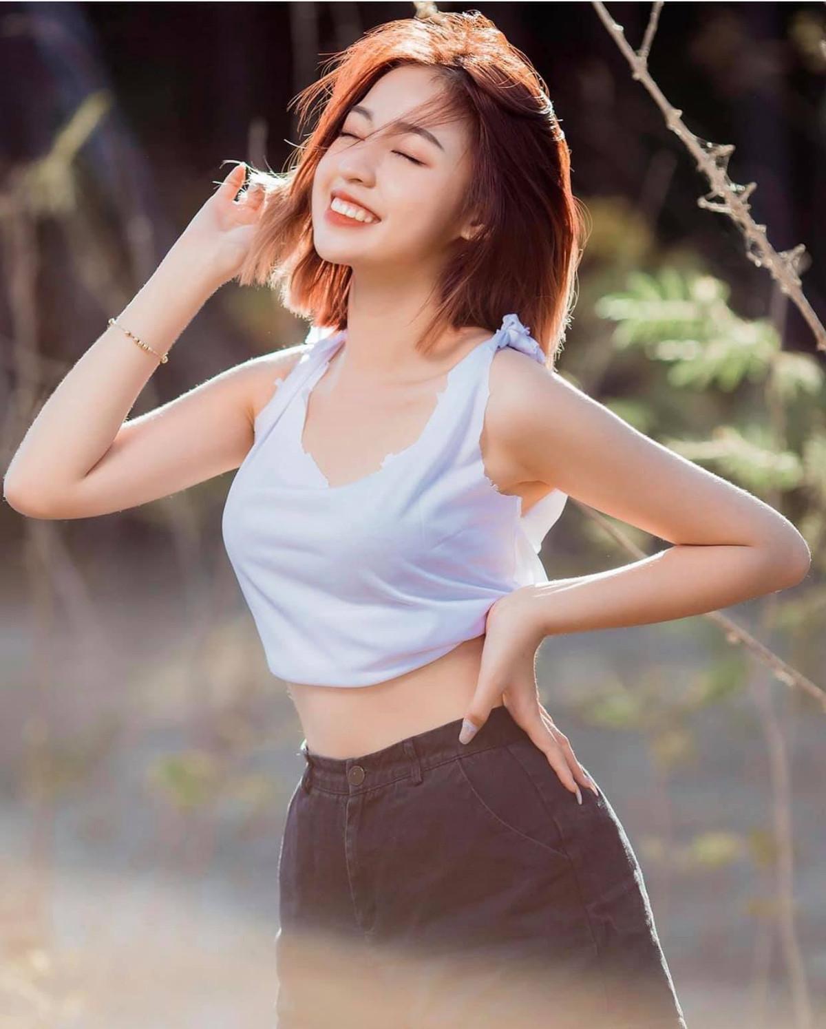 Có thể nói, đây là lần đầu tiên nhan sắc của "hot girl bắp cần bơ" cân đẹp được ống kính từ phía người đi đường.
