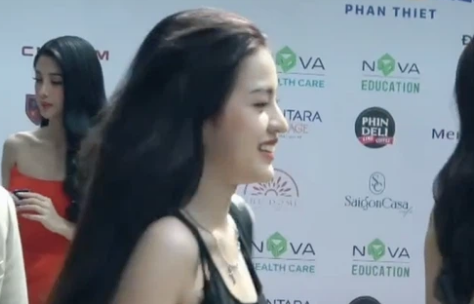 Đặc biệt, nhiều người tỏ ra vô cùng ấn tượng với góc nghiêng "thần thánh" của nàng hot girl. Không ít ý kiến còn cho rằng trông cô nàng cứ như một người đẹp hoàn toàn khác lúc quay từ góc nghiêng.