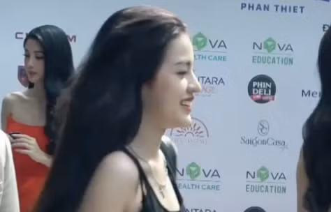 Đặc biệt, nhiều người tỏ ra vô cùng ấn tượng với góc nghiêng "thần thánh" của nàng hot girl. Không ít ý kiến còn cho rằng trông cô nàng cứ như một người đẹp hoàn toàn khác lúc quay từ góc nghiêng.