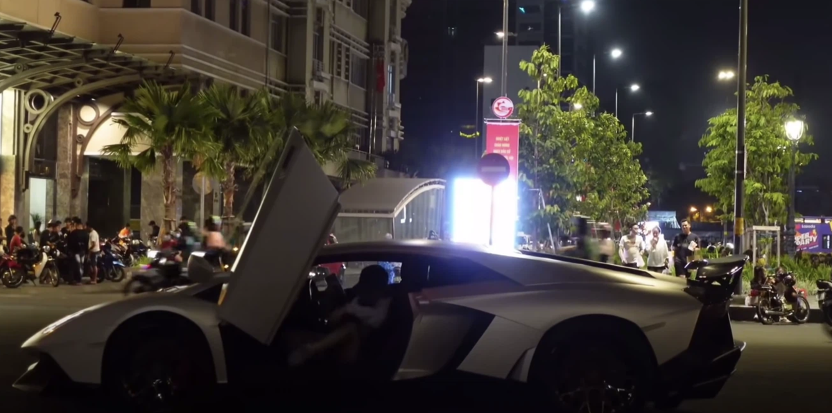 Cô nàng cũng khuyên mọi người không nên ăn no một lần vì như vậy sẽ làm eo to ra. Chiếc siêu xe mà nữ rich kid sở hữu đầu tiên đi đến đâu là thu hút sự chú ý đến đó.