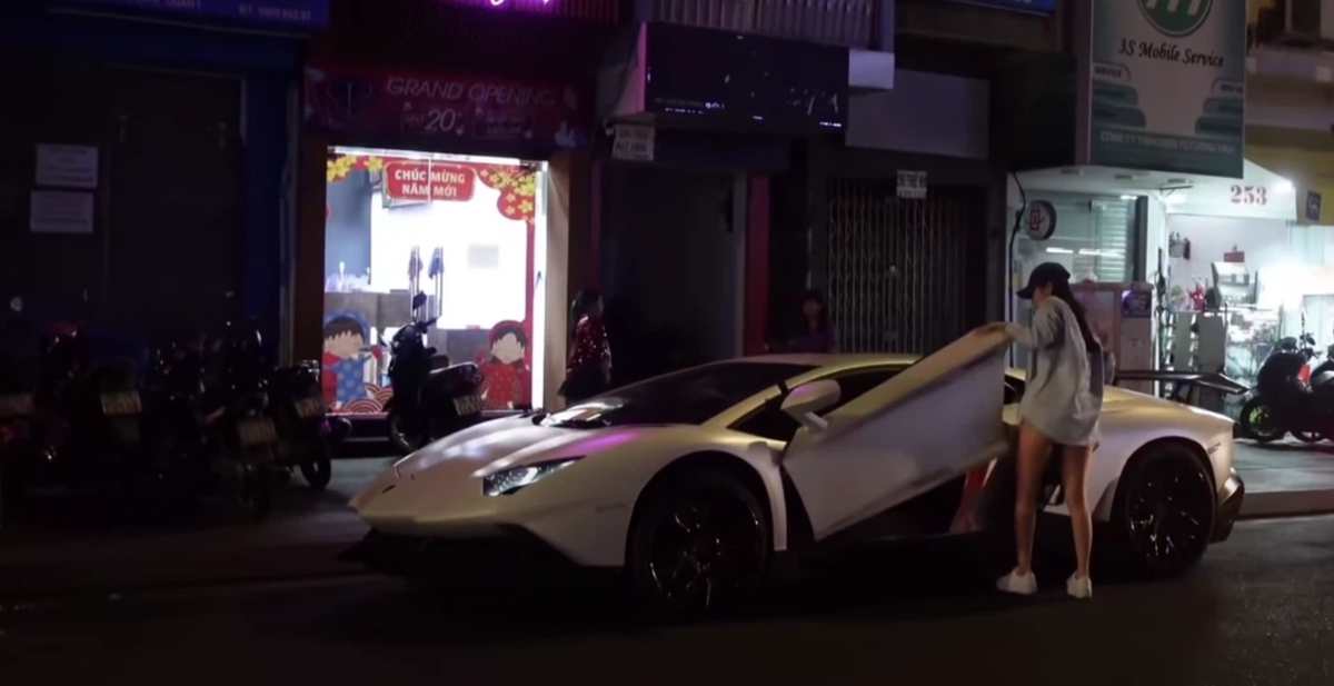 Cụ thể, đoạn video "Theo Chân Jessie Luong đi ăn bữa Cheat Meal cơm tấm ngon nhất quả đất", cô nàng đã thu hút đông đảo lượt xem bởi vì độ giàu "khủng khiếp" của cô nàng.