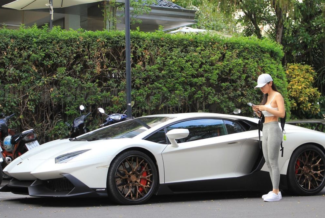 Vừa mới về từ Mỹ nhưng Jessie Lương đã chịu chơi sắm luôn con xe Lamborghini Aventador bản độ siêu hiếm, được dân tình đồn đoán có giá trị trên dưới 20 tỷ.