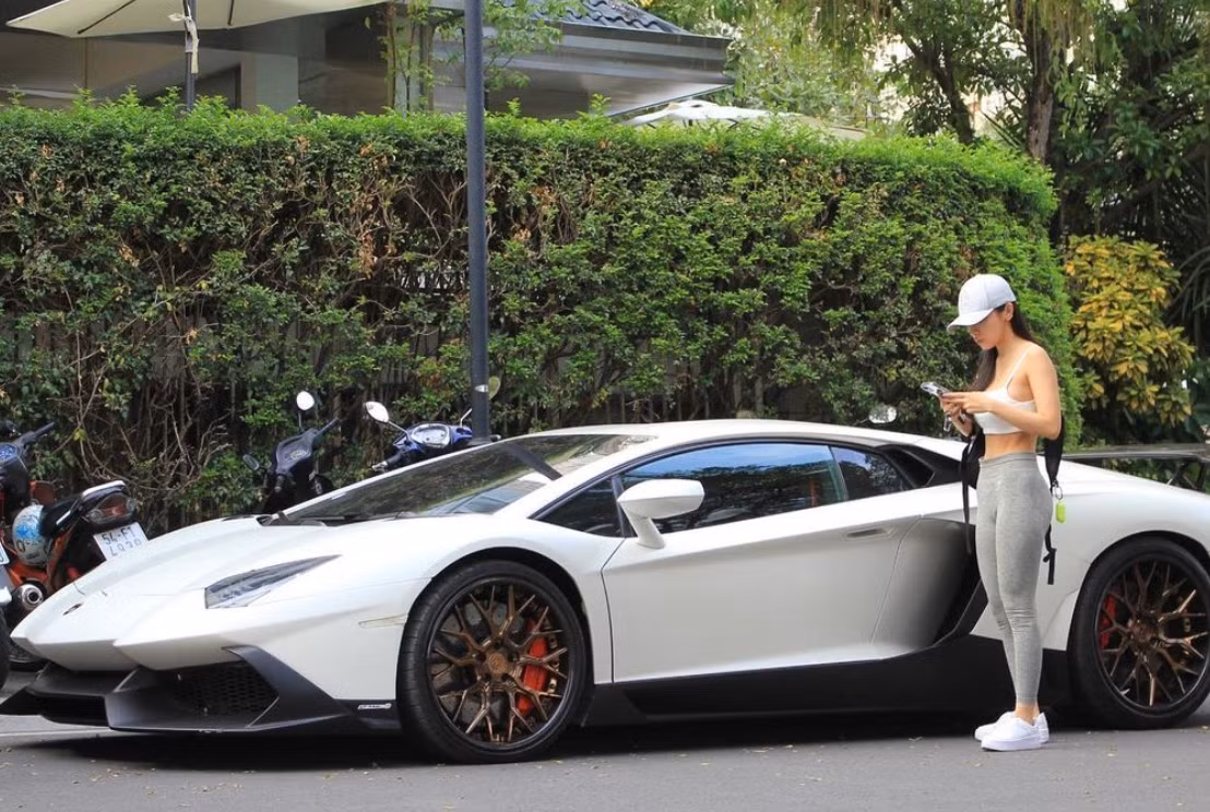 Vừa mới về từ Mỹ nhưng Jessie Lương đã chịu chơi sắm luôn con xe Lamborghini Aventador bản độ siêu hiếm, được dân tình đồn đoán có giá trị trên dưới 20 tỷ.