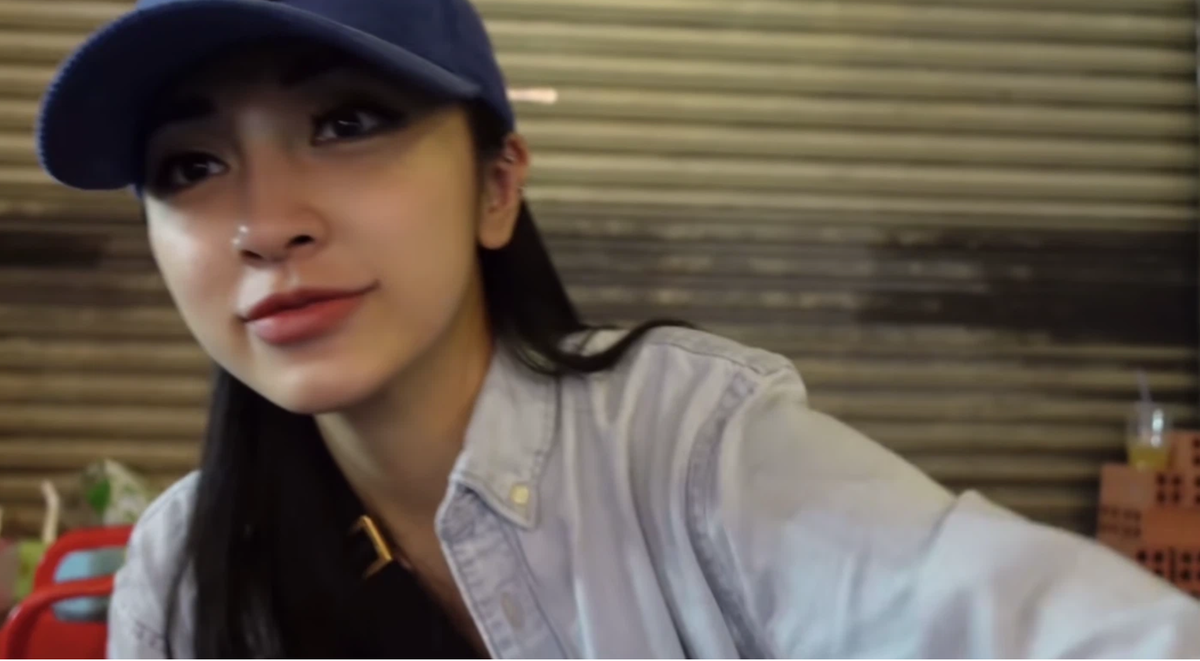 Jessie Lương chia sẻ, đây như bữa ăn tự thưởng của mình sau chuỗi ngày ăn kiêng gian khổ. Tuy nhiên người xem để ý đến con siêu xe "khủng" của hot girl này và bất ngờ khi cô sử dụng nó chỉ để đi ăn cơm tấm.