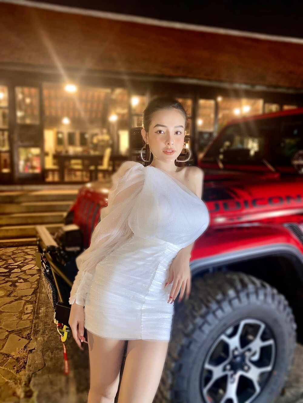 Lâu lâu mới đăng tải hình ảnh lên MXH, hot girl Ngân 98 mới đây tiếp tục "đốt mắt" mọi người bởi hình ảnh mặc như không mặc. Trong bức ảnh này, người đẹp Bình Định thả dáng bên quầy bar mini trong chiếc áo len màu xám. Chiếc áo len cao cổ nhưng điểm đặc biệt là chiếc áo này lại khoét rộng phần lưng và dài tới ngang mông để lộ ra những phần nhạy cảm của cơ thể.