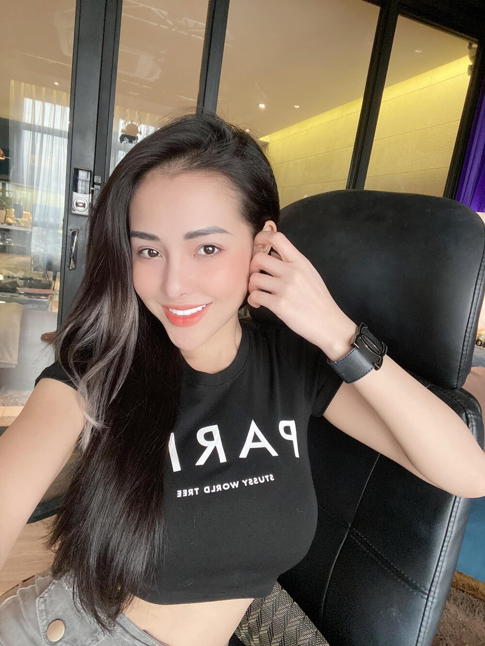 Nhắc đến danh xưng "hot girl thị phi", nhiều người đã nhanh chóng nghĩ đến Ngân 98, chính vì phong cách ăn mặc gợi cảm có phần phản cảm của cô nên Ngân 98 thường xuyên nhận về ý kiến trái chiều.