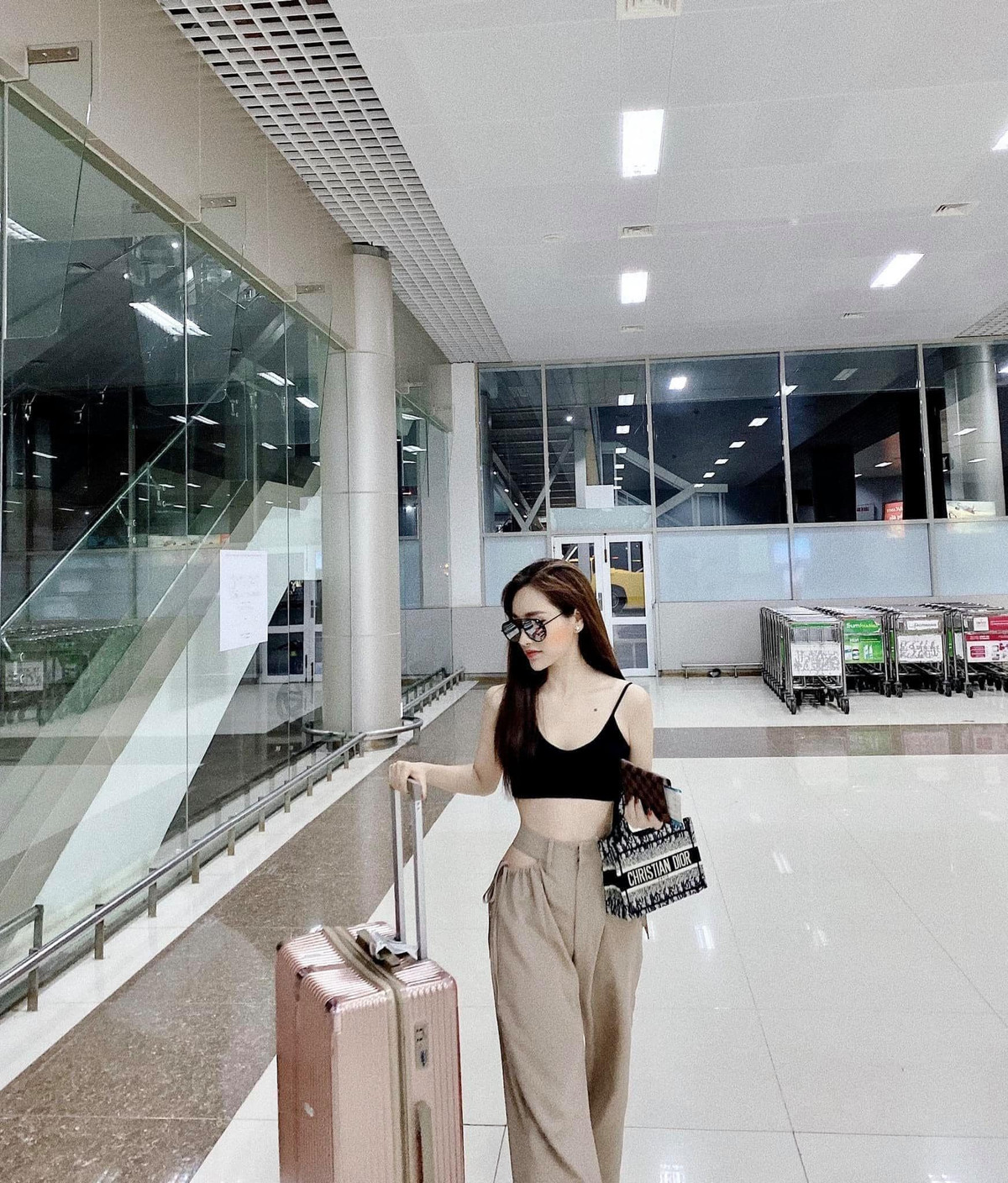 Gia Hân theo đuổi phong cách nữ tính và gợi cảm. Cô luôn xuất hiện với hình ảnh chỉn chu, xinh đẹp khiến bao người mê mẩn. Ảnh: FBNV