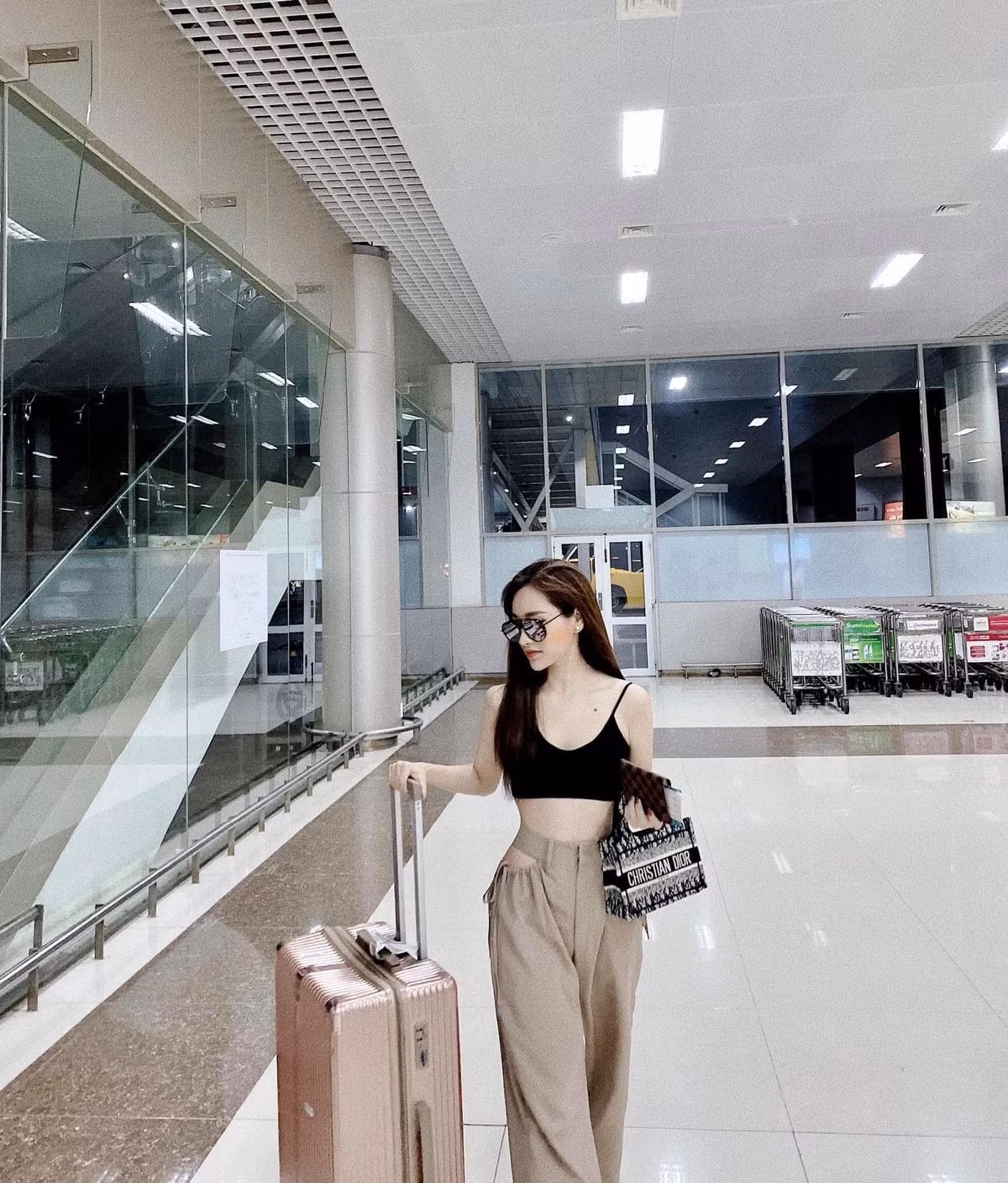 Gia Hân theo đuổi phong cách nữ tính và gợi cảm. Cô luôn xuất hiện với hình ảnh chỉn chu, xinh đẹp khiến bao người mê mẩn. Ảnh: FBNV