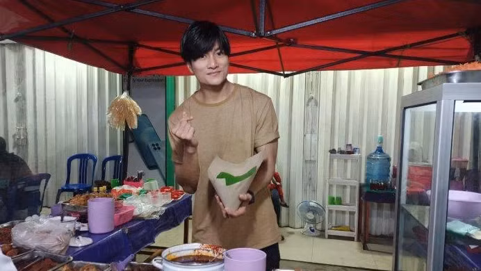 Được biết, anh chàng này đã tốt nghiệp Đại học Mulawarman và đang làm công việc liên quan tới điều hành viễn thông. Tuy nhiên Andrianto quyết định bỏ việc vì không thể chịu đựng cảnh mẹ mình bán cơm một mình ngoài phố.