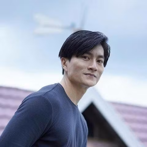 Andrianto thường xuyên đăng ảnh lên mạng xã hội, còn đặt tên tài khoản TikTok là Oppa Angga. Dù phải vật lộn với sự nổi tiếng, nhưng anh vẫn có thể kiếm được tiền từ nó.