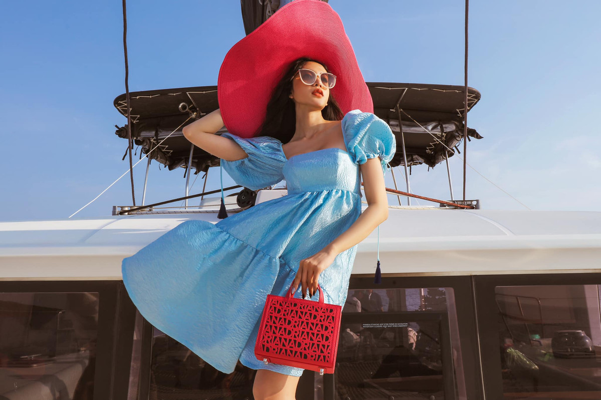 Sau một thời gian lấn sân showbiz, cách pose dáng cũng như thần thái khuôn mặt của Lương Mỹ Kỳ cũng được đánh giá tiến bộ hơn hẳn.