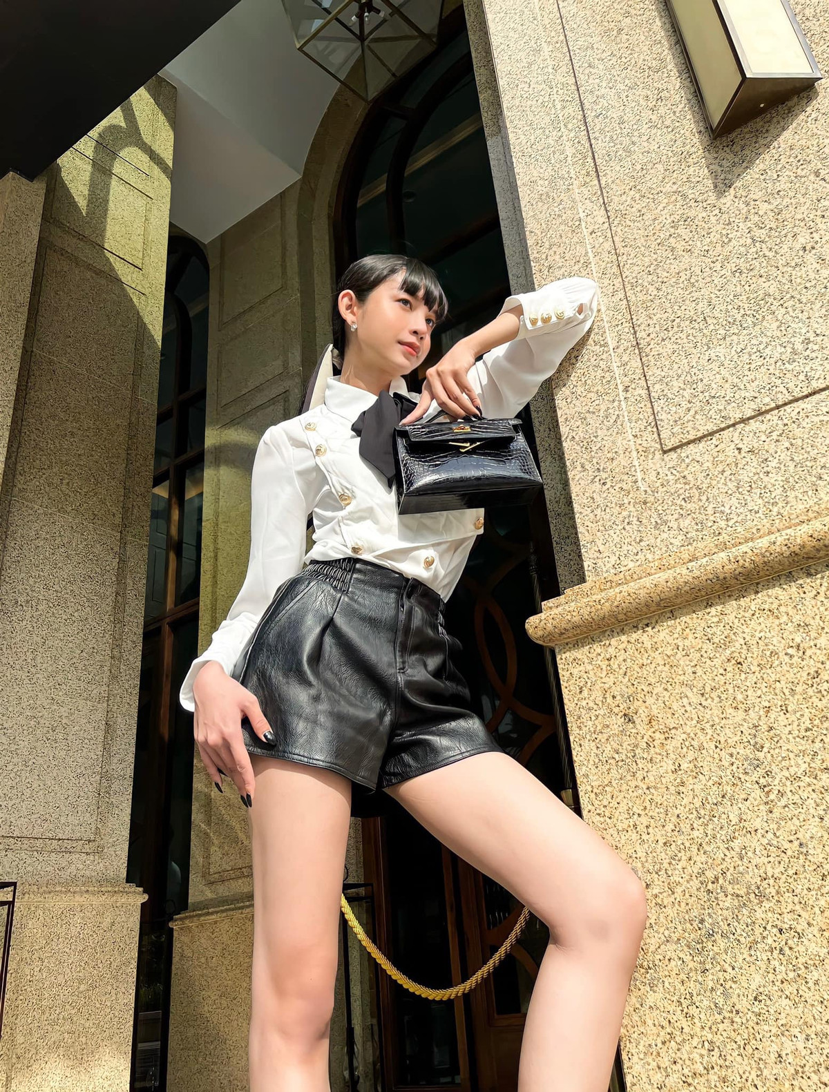 Mỹ Kỳ cao 1m72 và có số đo ba vòng rất chuẩn là 90-60-90. Sau hơn 1 năm được sống là chính mình, cô nàng rất tự tin khoe body bốc lửa.