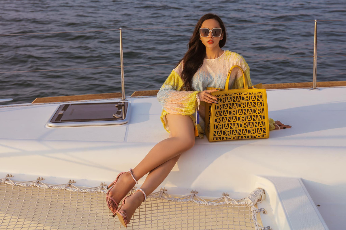 Với vị trí Á hậu 1, người đẹp chuyển giới càng khẳng định vị trí trong làng người mẫu. Gần đây cô thường xuyên đăng tải những hình ảnh chất lượng, thể hiện sự chuyên nghiệp với cách tạo dáng thu hút.