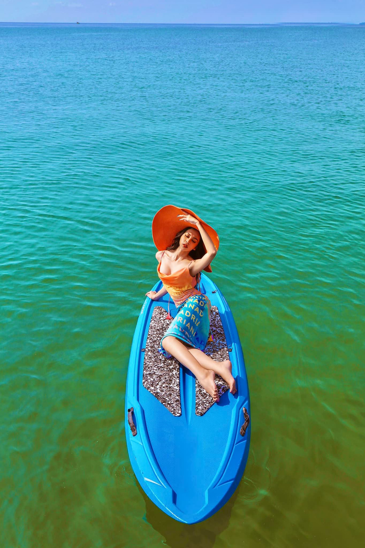 Người đẹp chuyển giới khoe thần thái sang chảnh trên du thuyền Nguoi dep chuyen gioi khoe than thai sang chanh tren du thuyen