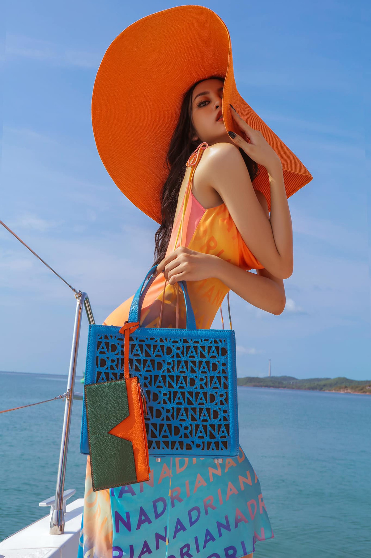 Mới đây, người đẹp quê Tiền Giang lại tiếp tục gây sốt khi hé lộ những khoảnh khắc xuất thần, được chụp trên du thuyền.