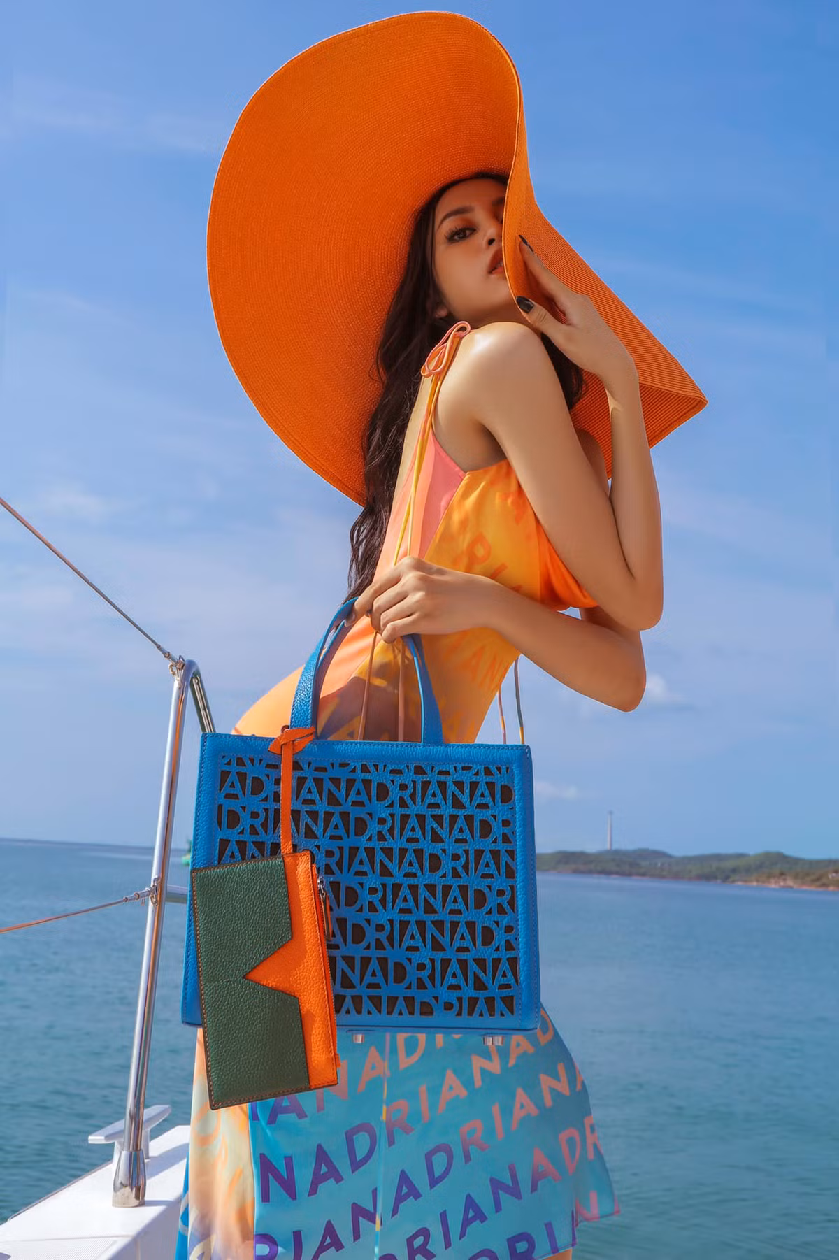 Mới đây, người đẹp quê Tiền Giang lại tiếp tục gây sốt khi hé lộ những khoảnh khắc xuất thần, được chụp trên du thuyền.