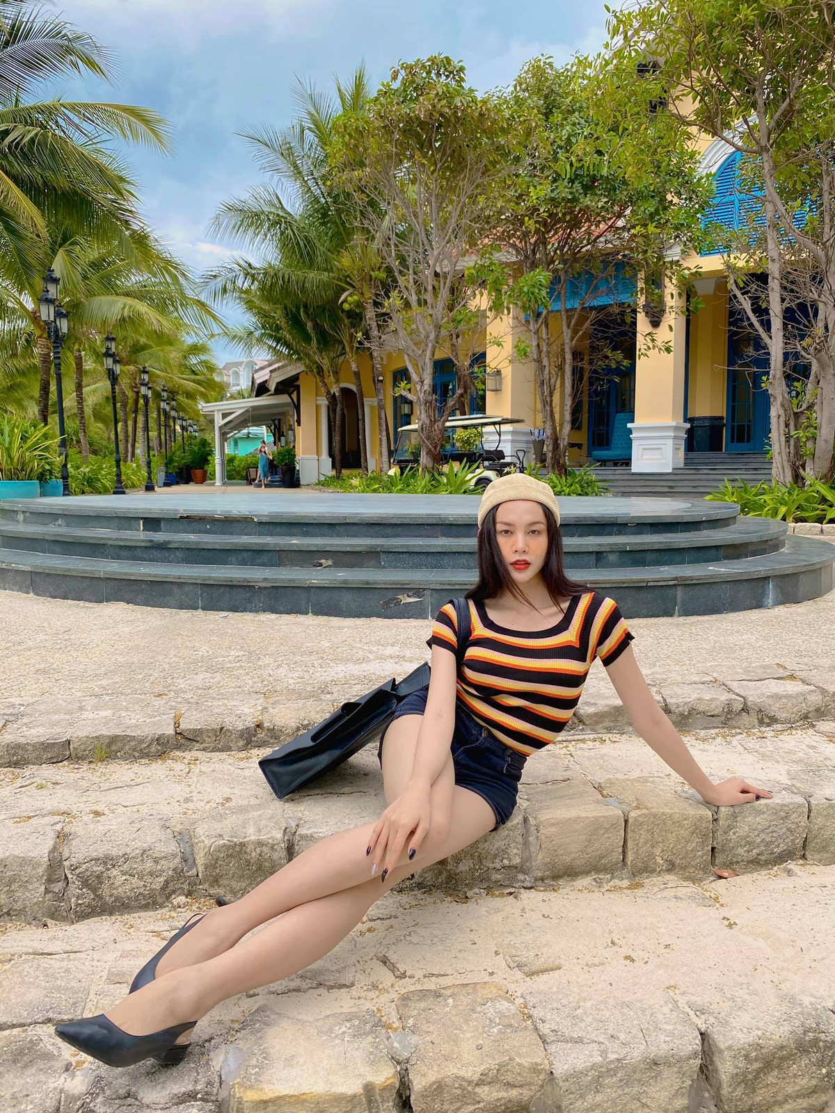 Cô nàng này nổi bật trong dàn mỹ nhân chuyển giới bởi khuôn mặt vô cùng nữ tính, body nóng bỏng.