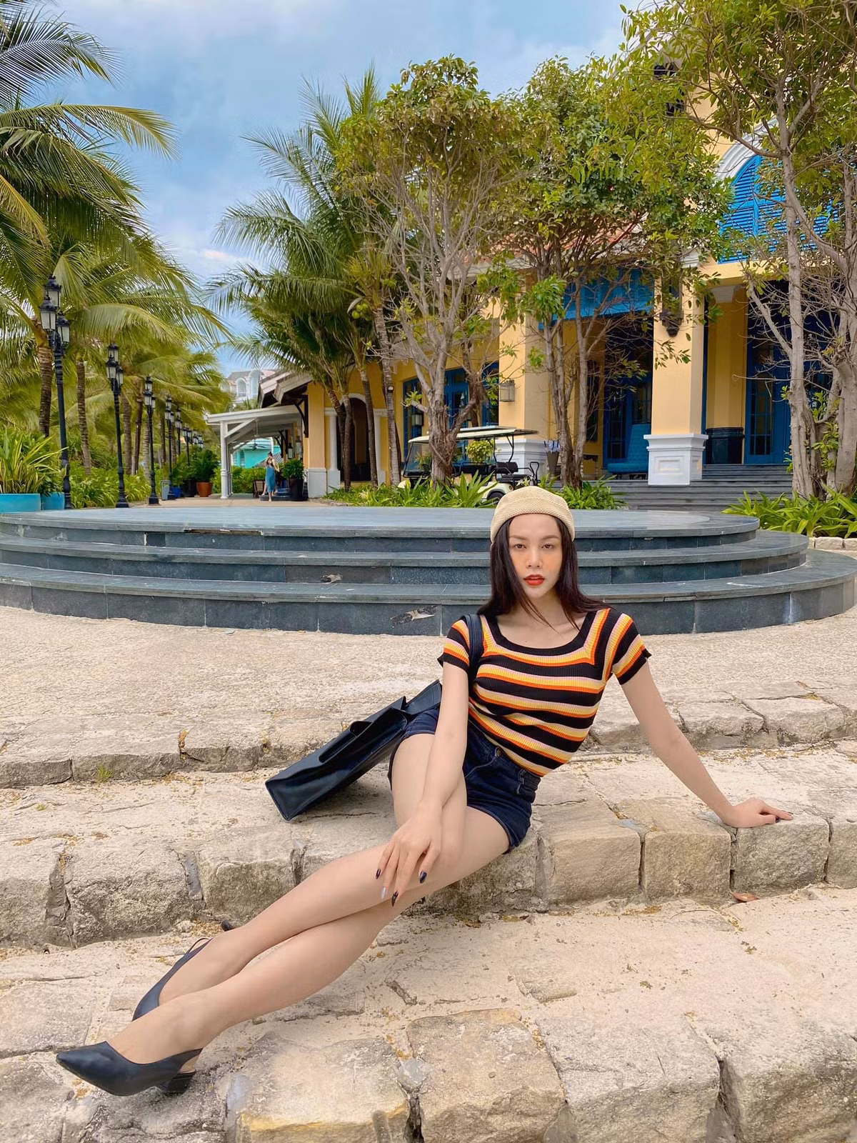 Cô nàng này nổi bật trong dàn mỹ nhân chuyển giới bởi khuôn mặt vô cùng nữ tính, body nóng bỏng.