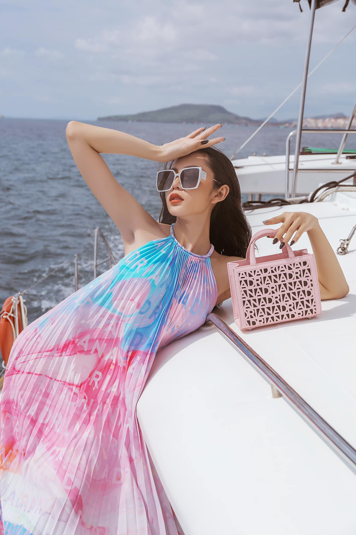 Đôi chân nuột nà cùng những biểu cảm khác biệt của Lương Mỹ Kỳ chính là điểm nhấn ấn tượng cho bộ ảnh.